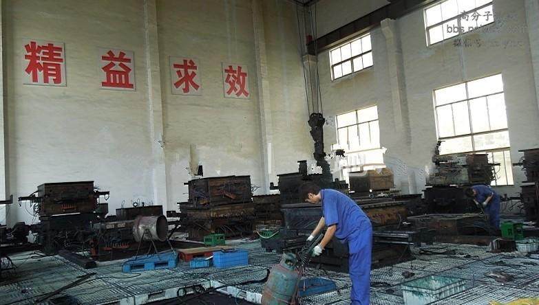 看塑料托盘的注塑现场！超级大注塑机