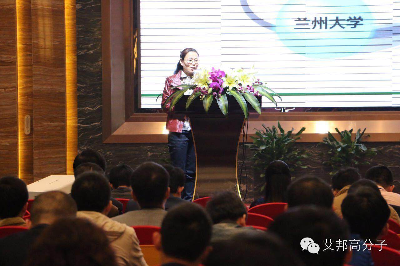 晉江鞋材會議：女中豪杰！一口飲一瓶傲視群雄（視頻）！