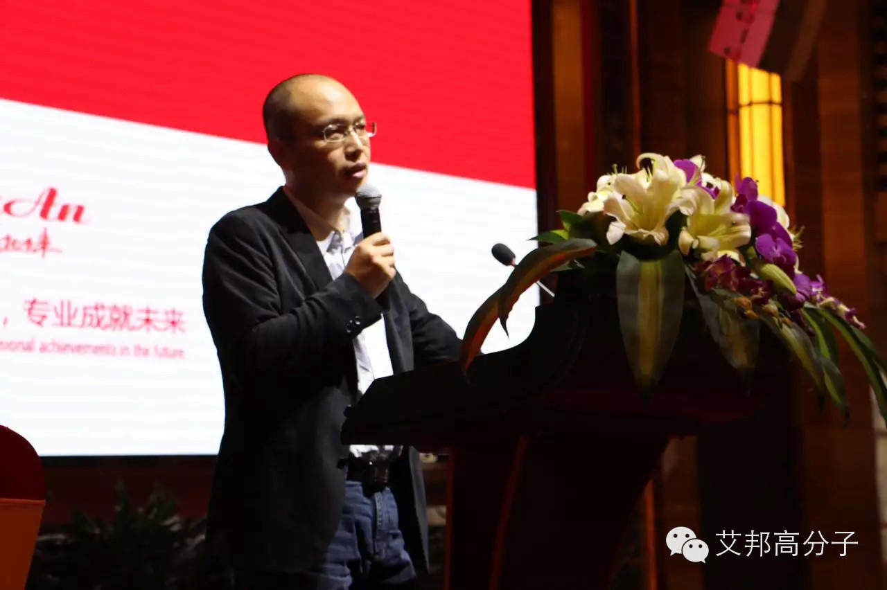 晉江鞋材會議：女中豪杰！一口飲一瓶傲視群雄（視頻）！