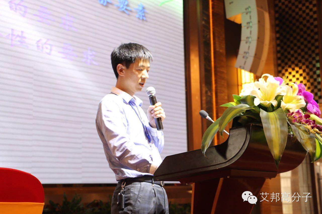 晉江鞋材會議：女中豪杰！一口飲一瓶傲視群雄（視頻）！