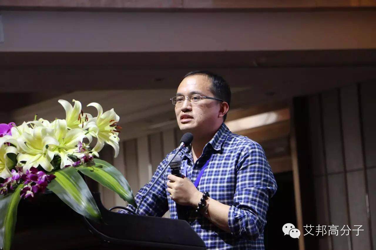 晉江鞋材會議：女中豪杰！一口飲一瓶傲視群雄（視頻）！