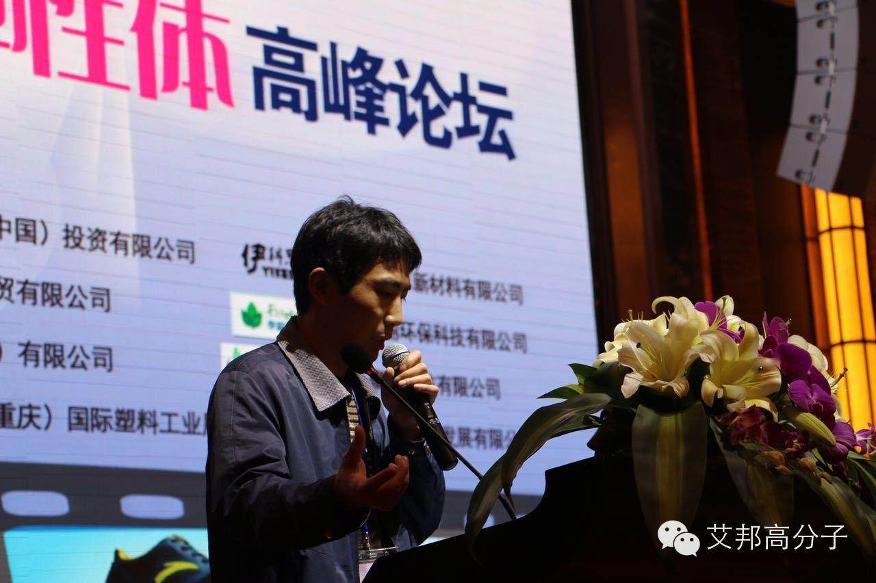 晉江鞋材會議：女中豪杰！一口飲一瓶傲視群雄（視頻）！