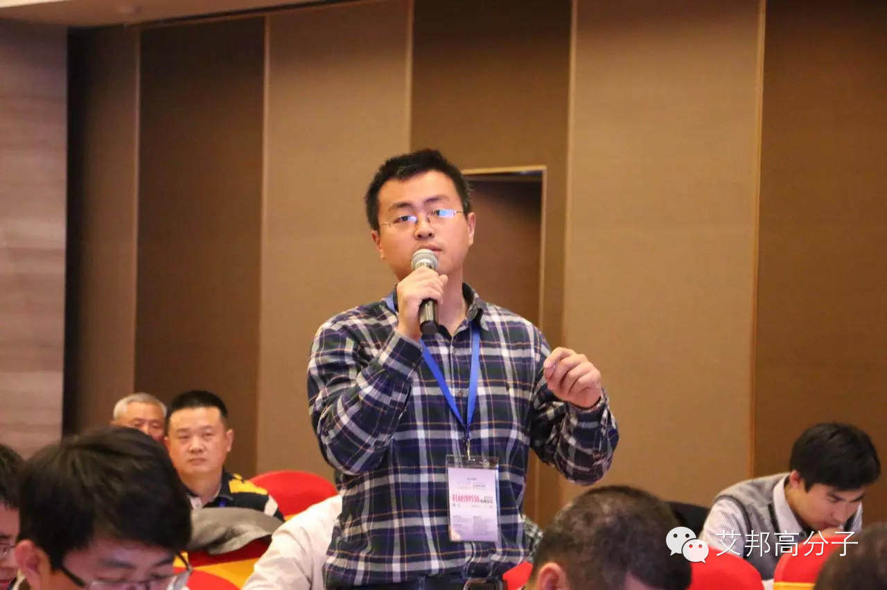 晉江鞋材會議：女中豪杰！一口飲一瓶傲視群雄（視頻）！