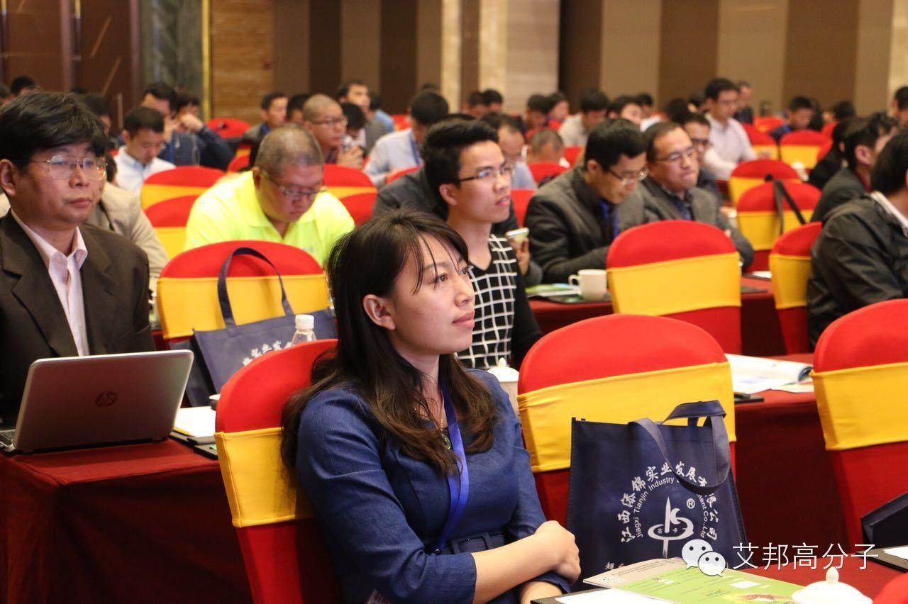 晉江鞋材會議：女中豪杰！一口飲一瓶傲視群雄（視頻）！