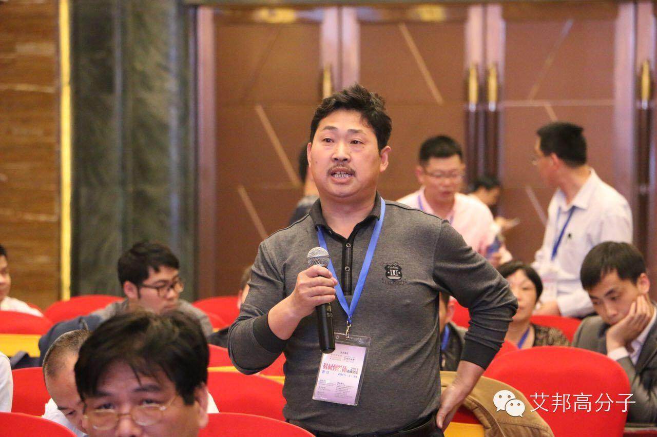 晉江鞋材會議：女中豪杰！一口飲一瓶傲視群雄（視頻）！