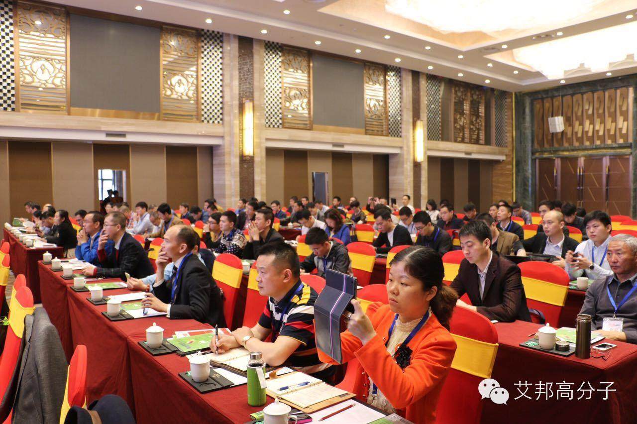晉江鞋材會議：女中豪杰！一口飲一瓶傲視群雄（視頻）！
