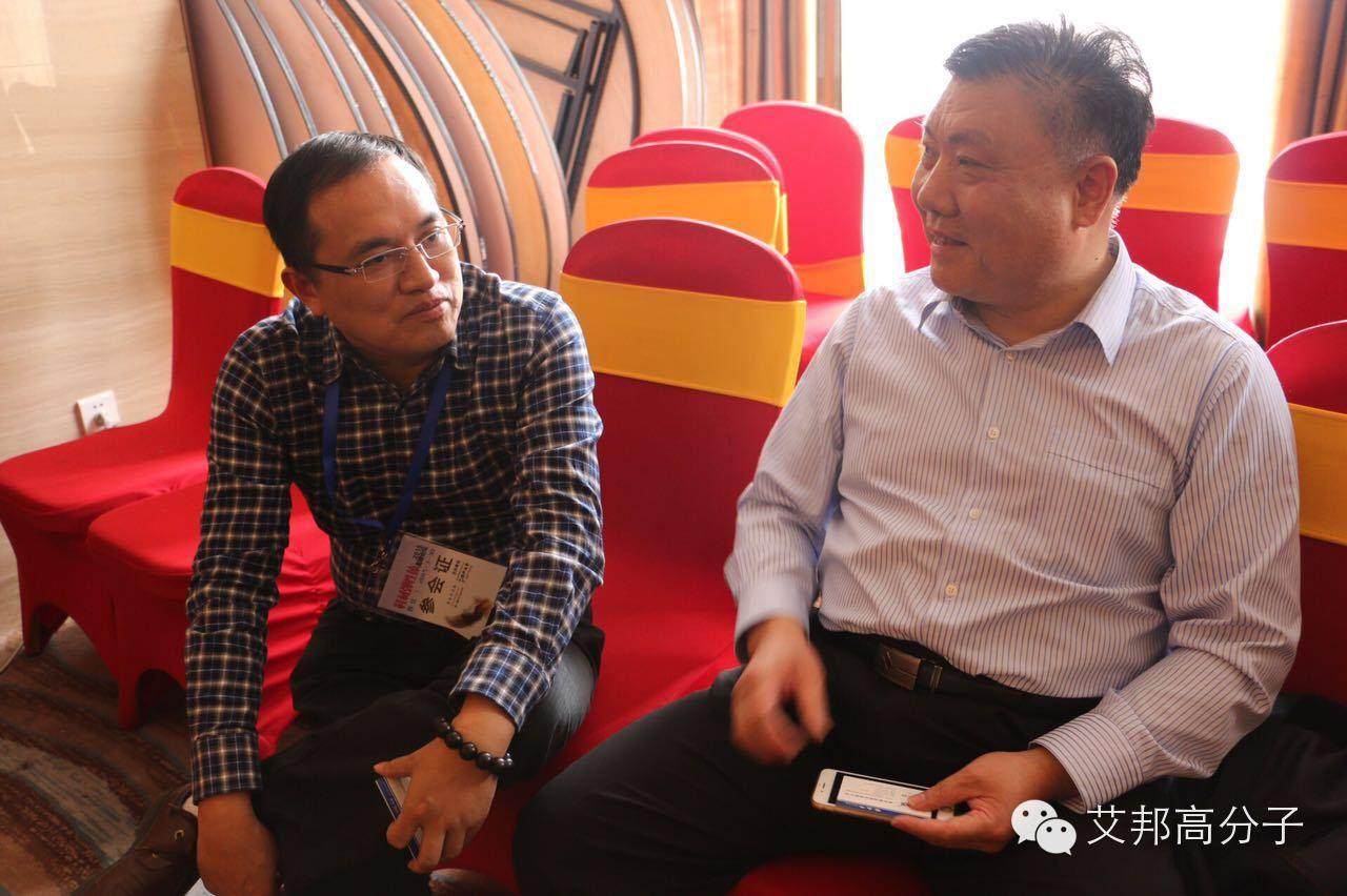 晉江鞋材會議：女中豪杰！一口飲一瓶傲視群雄（視頻）！