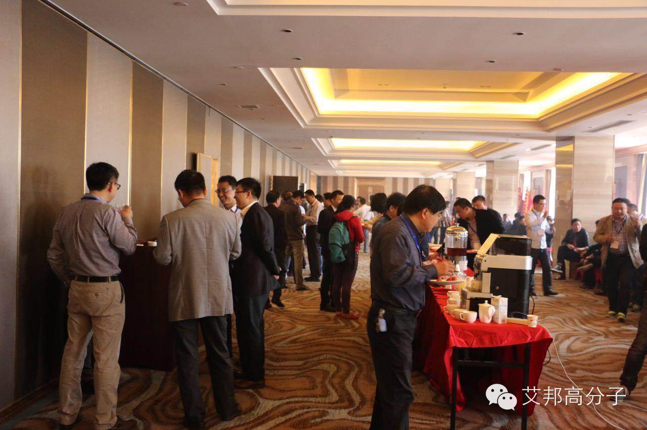 晉江鞋材會議：女中豪杰！一口飲一瓶傲視群雄（視頻）！