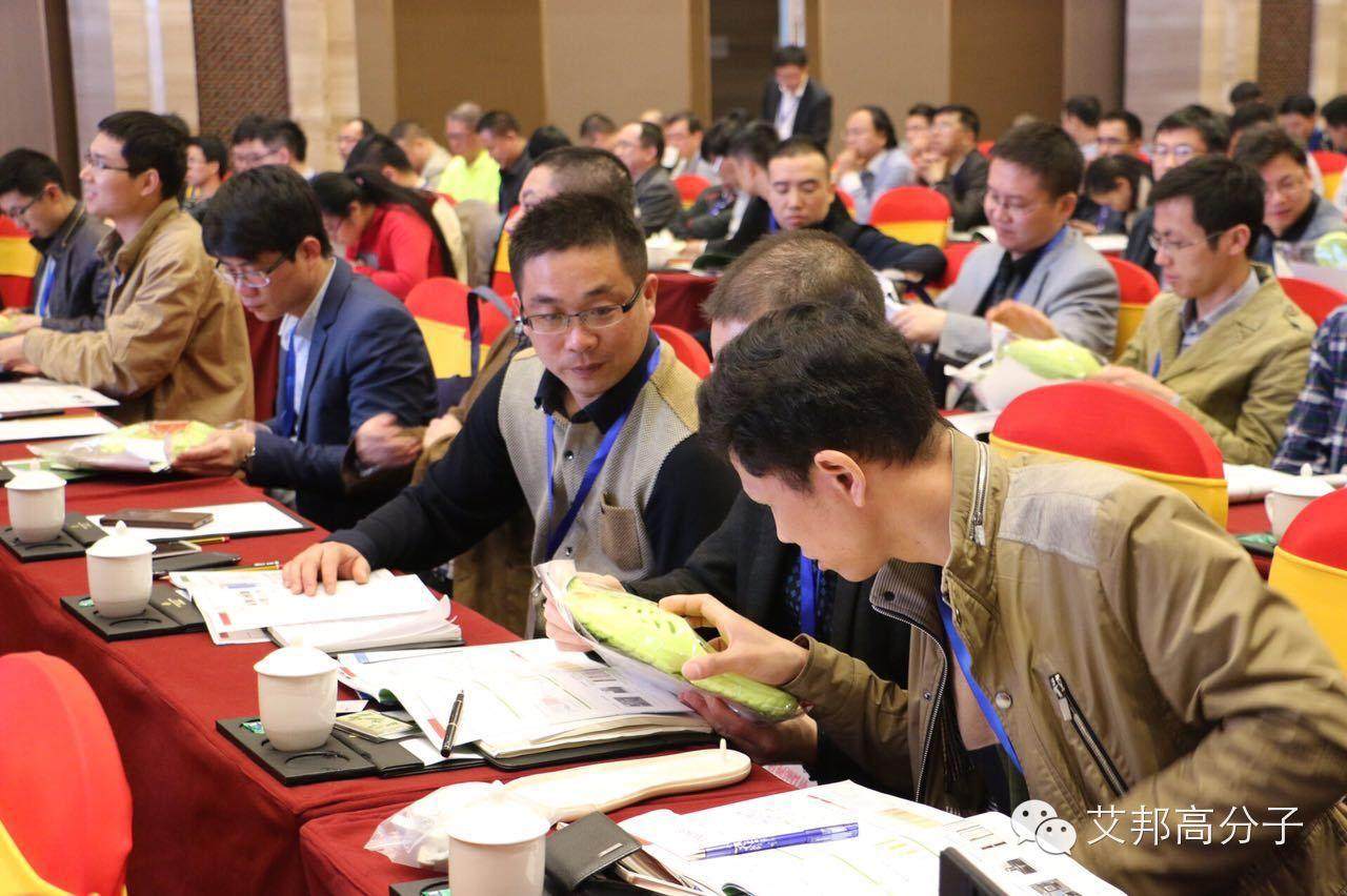 晉江鞋材會議：女中豪杰！一口飲一瓶傲視群雄（視頻）！