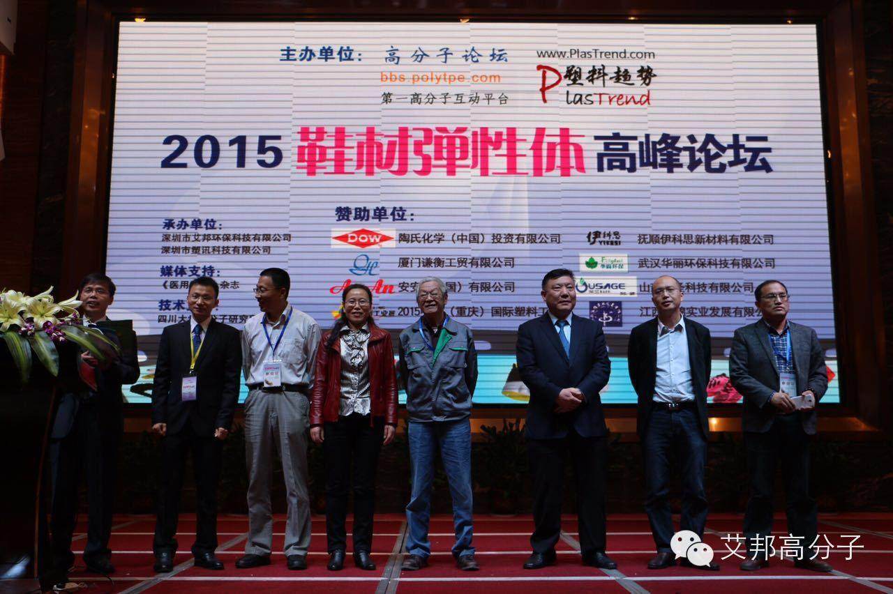 晉江鞋材會議：女中豪杰！一口飲一瓶傲視群雄（視頻）！
