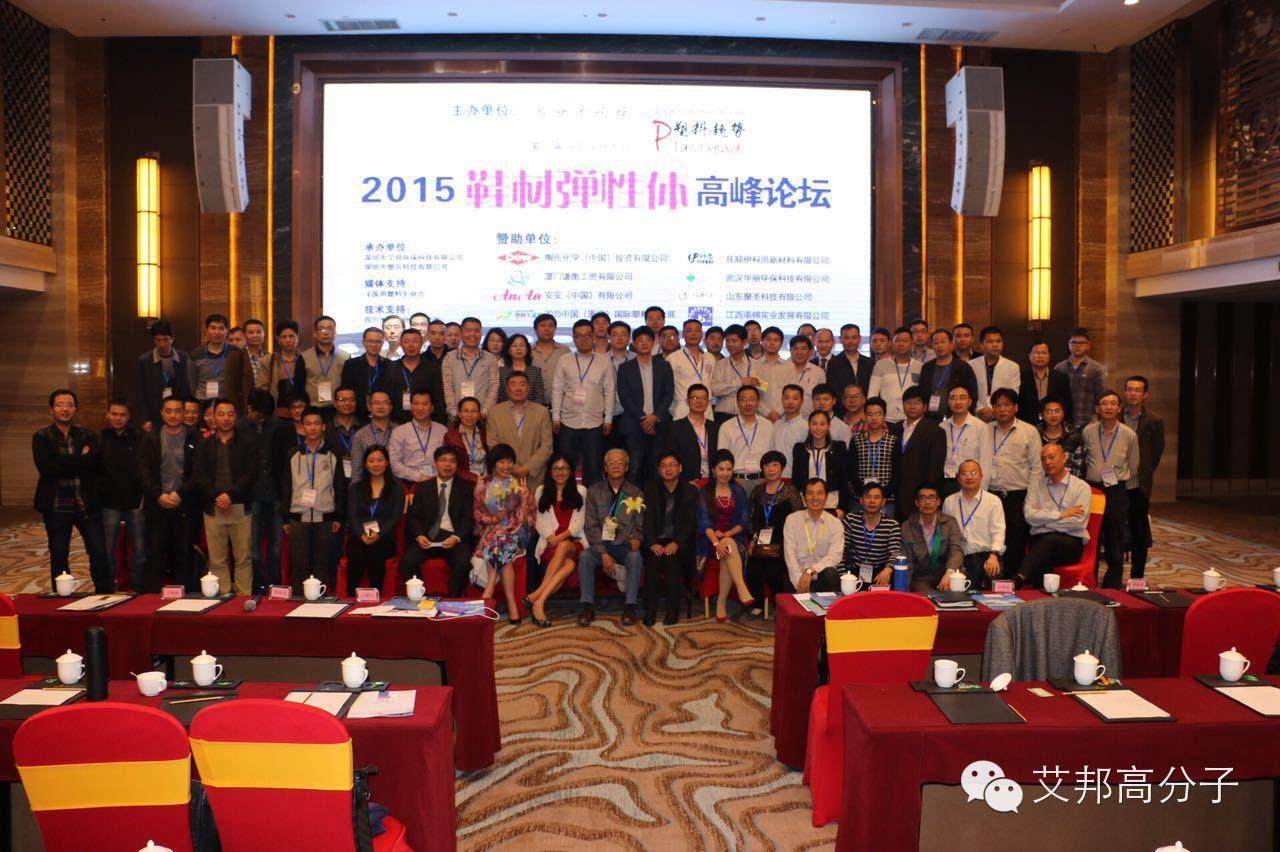 晉江鞋材會議：女中豪杰！一口飲一瓶傲視群雄（視頻）！