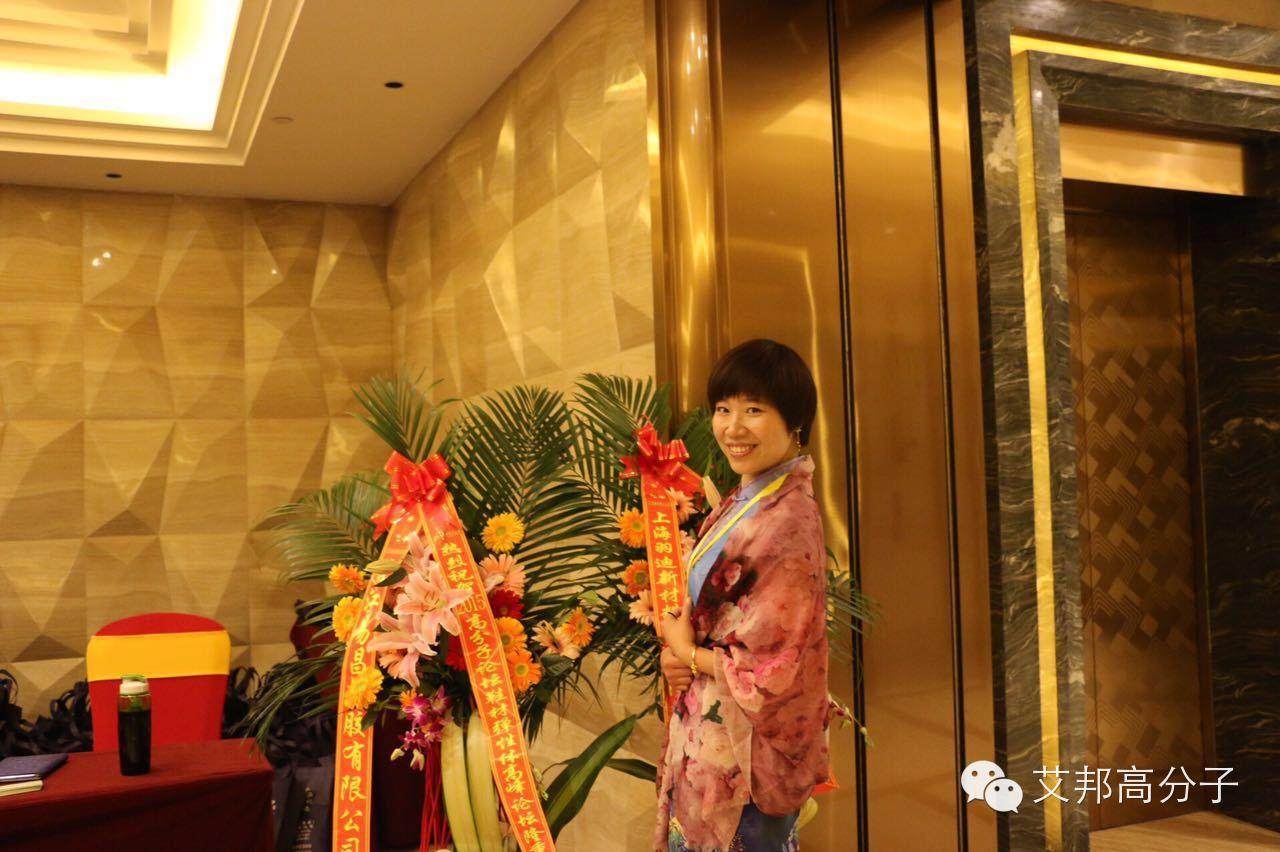 晉江鞋材會議：女中豪杰！一口飲一瓶傲視群雄（視頻）！