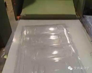 【視頻】真空吸塑——電子產(chǎn)品薄膜包裝盒是如何制成的？