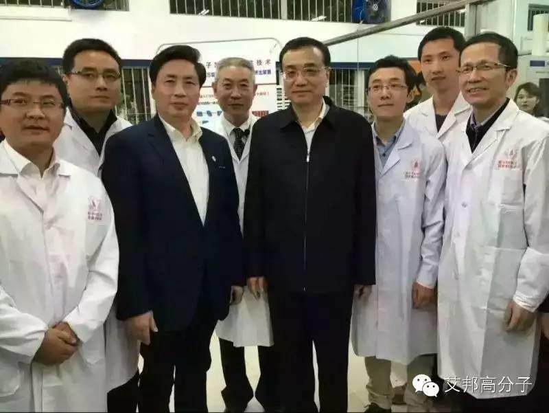 李克強(qiáng)總理今天到四川大學(xué)，視察國(guó)家高分子重點(diǎn)實(shí)驗(yàn)室
