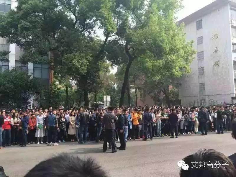 李克強(qiáng)總理今天到四川大學(xué)，視察國(guó)家高分子重點(diǎn)實(shí)驗(yàn)室