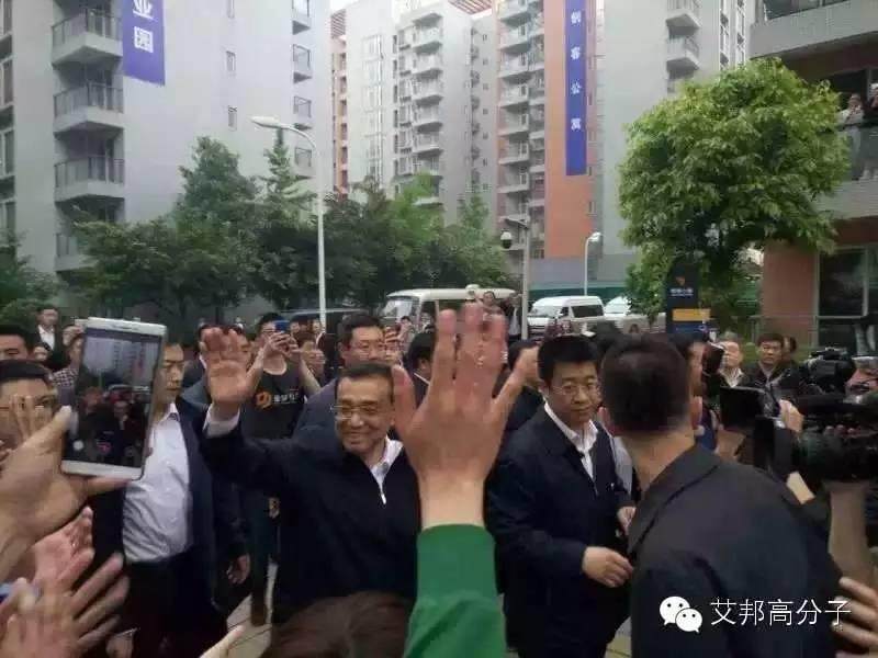 李克強(qiáng)總理今天到四川大學(xué)，視察國(guó)家高分子重點(diǎn)實(shí)驗(yàn)室