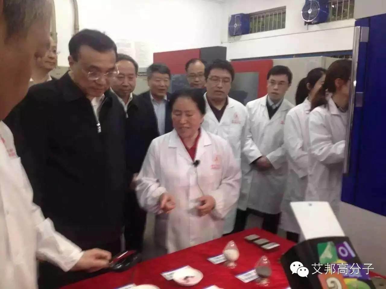 李克強(qiáng)總理今天到四川大學(xué)，視察國(guó)家高分子重點(diǎn)實(shí)驗(yàn)室