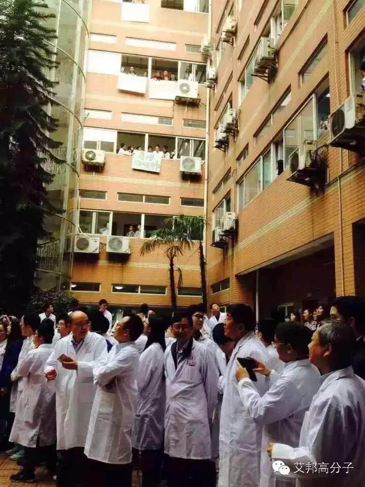 李克強(qiáng)總理今天到四川大學(xué)，視察國(guó)家高分子重點(diǎn)實(shí)驗(yàn)室