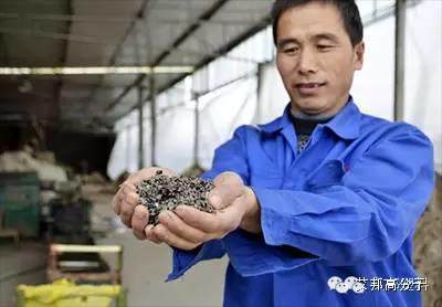 賣塑料的爸爸每月要賺多少錢，媽媽才能不上班？