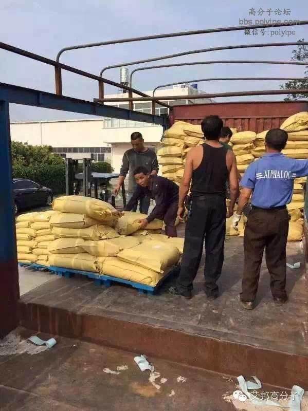 賣塑料的爸爸每月要賺多少錢，媽媽才能不上班？
