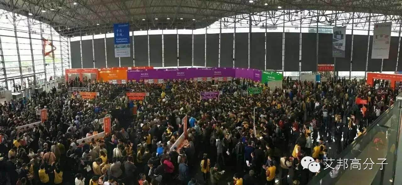 賣塑料的爸爸每月要賺多少錢，媽媽才能不上班？