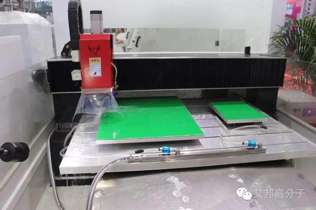 圖說觸屏展：伯恩光學、潮州三環等紛紛展出3D玻璃、3D陶瓷產品，手機后蓋能否迎來變革？