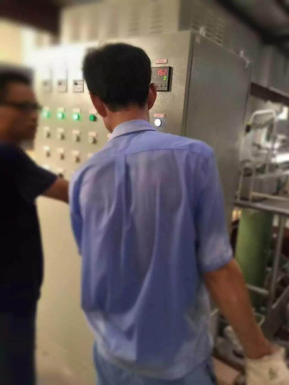 深圳一塑料廠老板的兒子問：“一個人越有錢越了不起是嗎？”爸爸的回答火爆了全國！