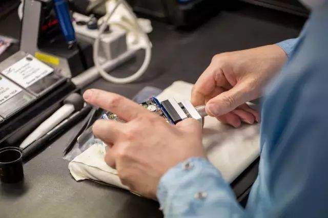 探秘：全球最奢華手機制造工廠