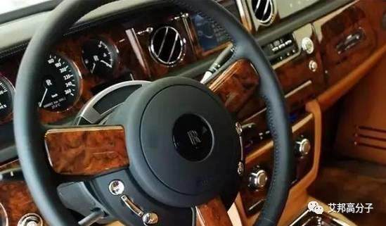 有人問，那為什么豪華車的實木飾板摸起來也很像塑料呢？