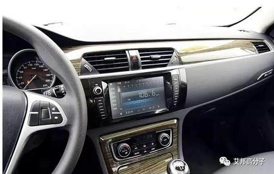 有人問，那為什么豪華車的實木飾板摸起來也很像塑料呢？