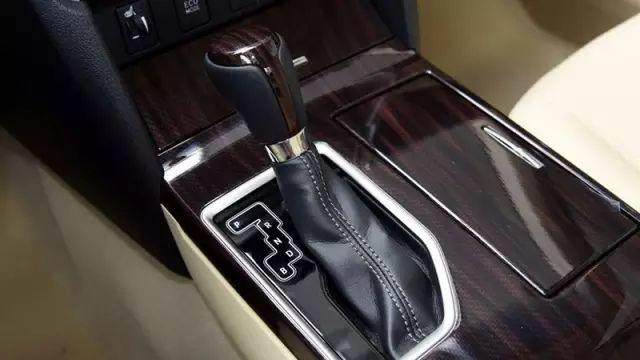 有人問，那為什么豪華車的實木飾板摸起來也很像塑料呢？