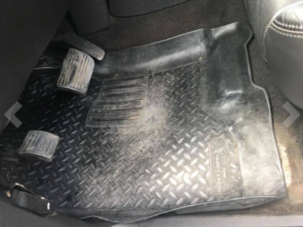 TPE汽车脚垫采用吸塑和吹塑工艺的简单区别