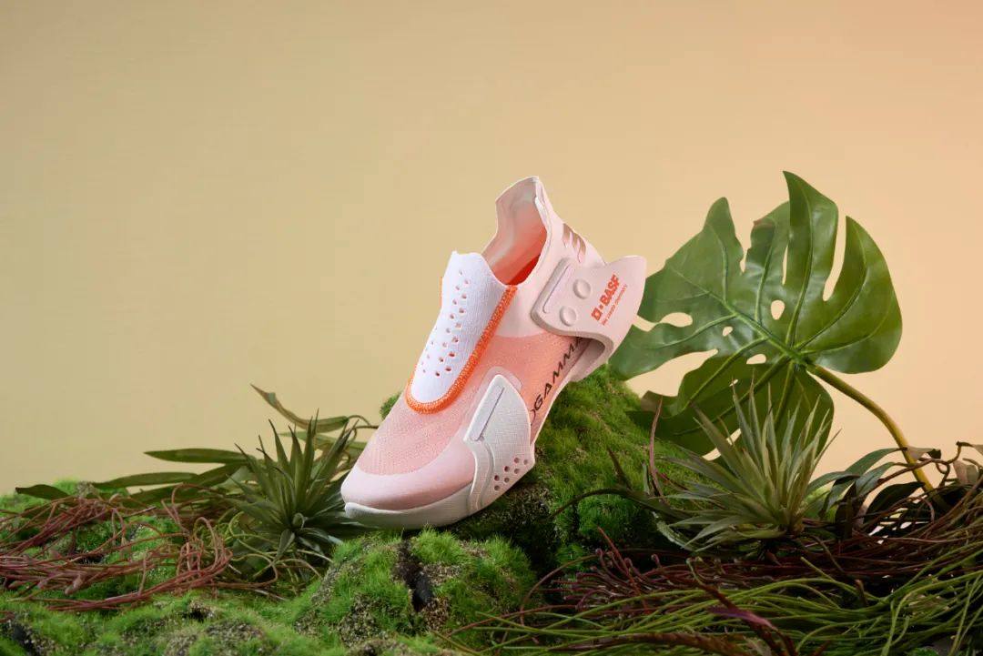 首款完全由巴斯夫可持续材料制成的概念鞋，与设计公司 Maddy Plant 共同打造