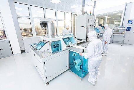 https://www.piceramic.com/fileadmin/_processed_/4/9/csm_PI-Ceramic-Cleanroom_7308c0c928.jpg